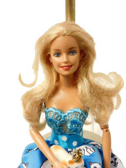 Lamp zittende Barbie met hare majesteit de poes