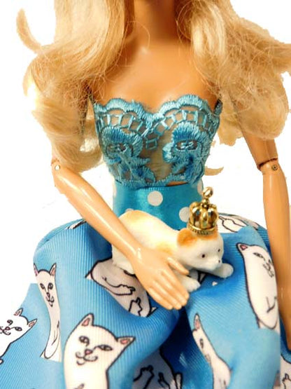 Lamp zittende Barbie met hare majesteit de poes