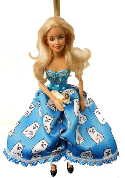 Lamp zittende Barbie met hare majesteit de poes