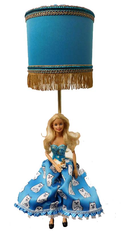 Lamp zittende Barbie met hare majesteit de poes