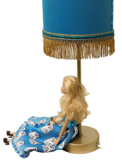 Lamp zittende Barbie met hare majesteit de poes