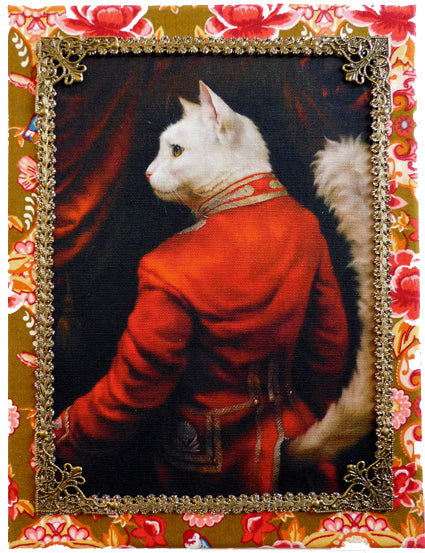 Stofschilderij witte kat in rood uniform, bloemenstof achtergrond