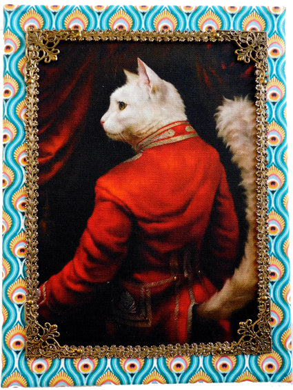 Stofschilderij witte kat in rood uniform, pauwstof achtergrond