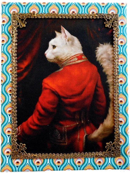 Stofschilderij witte kat in rood uniform, pauwstof achtergrond