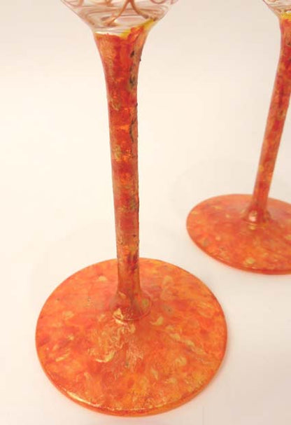 Wijnglas krul goudkleur met oranje/goud voet